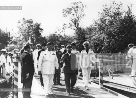 MOSTRA DEL CINEMA ANNI 30 : IL RE VITTORIO EMANUELE IN VISITA ALLA MOSTRA ACCOMPAGNATO DAL CONTE GIUSEPPE VOLPI DI MISURATA - VENEZIA LIDO - 1930 - © ARCHIVIO Graziano Arici/Rosebud2  / NOBILTA / MOTOSCAFO