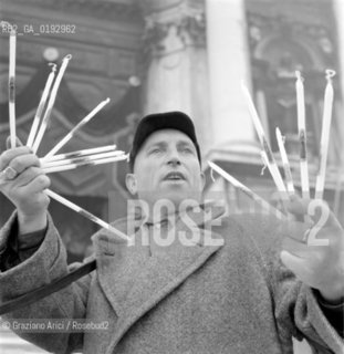 MADONNA DELLA SALUTE HOLIDAY  - VENICE - 195? - © ARCHIVIO Graziano Arici/Rosebud2  / FESTA / CANDELA / VENDITORE AMBULANTE