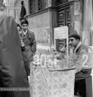 MADONNA DELLA SALUTE HOLIDAY  - VENICE - 1960 - © ARCHIVIO Graziano Arici/Rosebud2  / FESTA / VENDITORE AMBULANTE