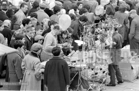 MADONNA DELLA SALUTE HOLIDAY  - VENICE - 196? - © ARCHIVIO Graziano Arici/Rosebud2  / FESTA / CANDELA / VENDITORE AMBULANTE