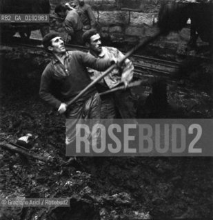 DIGGING OUT IN A CANAL IN VENICE - 196? - © ARCHIVIO Graziano Arici/Rosebud2  / RIO / CANALE / SCAVO