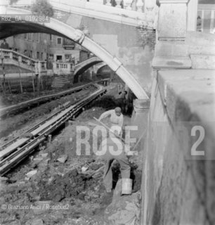 DIGGING OUT IN A CANAL IN VENICE - 196? - © ARCHIVIO Graziano Arici/Rosebud2  / RIO / CANALE / SCAVO