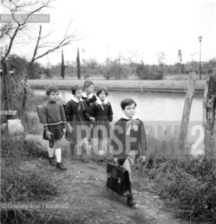 SCHOOLBOYS IN VENICE (S.ERASMO)- 195? - © ARCHIVIO Graziano Arici/Rosebud2  / SCUOLA / STUDENTE