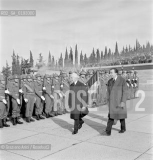 IL PRESIDENTE DELLA REPUBBLICA ITALIANA ANTONIO SEGNI CON IL MINISTRO GIULIO ANDREOTTI ALLA CERIMONIA DI COMMEMORAZIONE AI CADUTI DELLA I GUERRA MONDIALE - REDIPUGLIA ( GORIZIA ) - 196? - © ARCHIVIO Graziano Arici/Rosebud2  / POLITICA / MILITARE