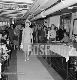 FASHION-SHOW IN A MOTOR-BOAT IN VENICE - 196? - © ARCHIVIO Graziano Arici/Rosebud2  / MODA / SFILATA