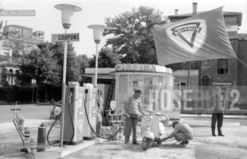 A GASOLINE PUMP IN LIDO (VENICE) - 196? © ARCHIVIO Graziano Arici/Rosebud2  / DISTRIBUTORE DI BENZINA