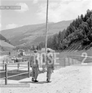 ALTO ADIGE (SUDTIROL ) QUESTION - BOLZANO - 195? - © ARCHIVIO Graziano Arici/Rosebud2  / PROBLEMA ALTOATESINO / GUARDIA ALLE CENTRALI ELETTRICHE