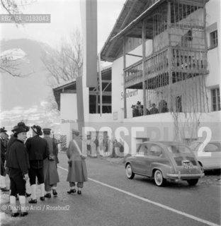 ALTO ADIGE (SUDTIROL ) QUESTION: SCHUTZEN DAVANTI ALLA CASA DI ANDREAS HOFER  - BOLZANO - 195? - © ARCHIVIO Graziano Arici/Rosebud2  / PROBLEMA ALTOATESINO
