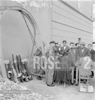 ALTO ADIGE (SUDTIROL ) QUESTION - BOLZANO - 195? - © ARCHIVIO Graziano Arici/Rosebud2  / PROBLEMA ALTOATESINO / CONSEGNA DI ARMI