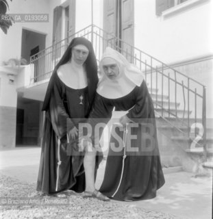 S.DONA DI PIAVE : CONVENTO DI SUORE DI CLAUSURA, PICCHIATE DAI FRATI  - 196? -  © ARCHIVIO Graziano Arici/Rosebud2  / RELIGIONE