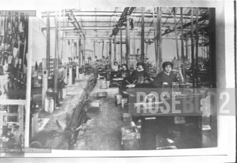 MANIFATTURA TABACCHI - 1930 - © ARCHIVIO Graziano Arici/Rosebud2  / FABBRICA / OPERAIO / LAVORO / TABACCO