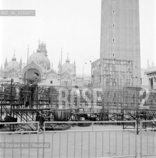 THE TOMBOLA GAME IN ST.MARKSS SQUARE - VENICE - 196? © ARCHIVIO Graziano Arici/Rosebud2  / GIOCO DELLA TOMBOLA IN PIAZZA S.MARCO