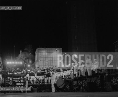 THE TOMBOLA GAME IN ST.MARKSS SQUARE - VENICE - 196? © ARCHIVIO Graziano Arici/Rosebud2  / GIOCO DELLA TOMBOLA IN PIAZZA S.MARCO