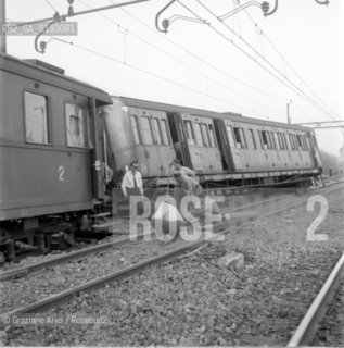 DERAILMENT OF THE TRAIN MILANO-VENEZIA  - 196? - © ARCHIVIO  Graziano Arici/Rosebud2 / DERAGLIAMENTO TRENO