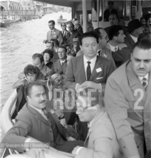 GRUPPO DI TURISTI SUL VAPORETTO - VENEZIA - 196? -  ARCHIVIO Graziano Arici/Rosebud2 / COMITIVA ARGENTINI / PIRELLI