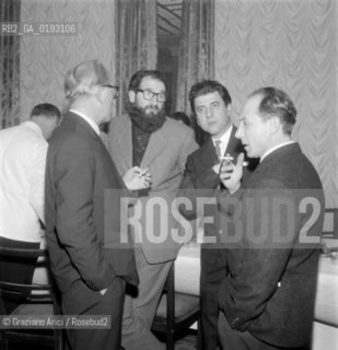 DINER FOR THE ART HISTORIAN BRUNO ZEVI : THE PAINTER EMILIO VEDOVA WITH THE GALLERIST RENATO CARDAZZO AND ? - 1961 © ARCHIVIO Graziano Arici/Rosebud2  / ARTE / STORICO / PITTORE / GALLERISTA