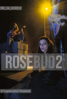 : Nome:.HEIMAT 2 - CRONACA DI UNA GIOVINEZZA (DIE ZWEITE HEIMAT - CRONIK EINER JUGEND).Descrizione:.MOVIE PICTURE / DRAMMATICO - dir. EDGAR REITZ / LATTRICE SALOME KAMMER.Credit:.Graziano Arici/Rosebud2 Costo:.A.Nazione:.GERMANIA.Cittˆ:.MONACO.Data:.1992