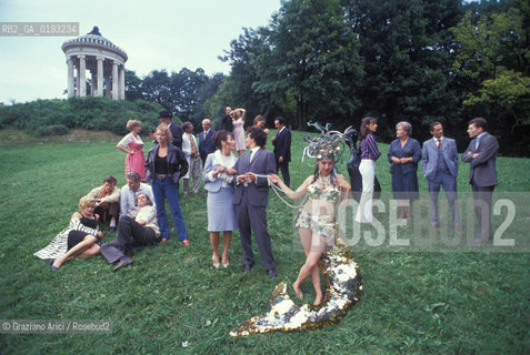 Nome:.HEIMAT 2 - CRONACA DI UNA GIOVINEZZA (DIE ZWEITE HEIMAT - CRONIK EINER JUGEND).Descrizione:.MOVIE PICTURE / DRAMMATICO - dir. EDGAR REITZ / IL CAST.Credit:.Graziano Arici/Rosebud2 Costo:.A.Nazione:.GERMANIA.Cittˆ:.MONACO.Data:.1992