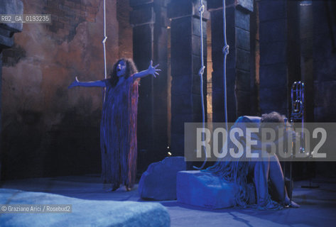 Nome:.HEIMAT 2 - CRONACA DI UNA GIOVINEZZA (DIE ZWEITE HEIMAT - CRONIK EINER JUGEND).Descrizione:.MOVIE PICTURE / DRAMMATICO - dir. EDGAR REITZ / SALOME KAMMER.Credit:.Graziano Arici/Rosebud2 Costo:.A.Nazione:.GERMANIA.Cittˆ:.MONACO.Data:.1992