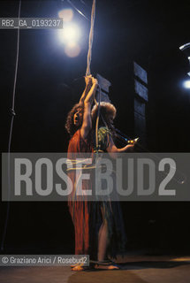 Nome:.HEIMAT 2 - CRONACA DI UNA GIOVINEZZA (DIE ZWEITE HEIMAT - CRONIK EINER JUGEND).Descrizione:.MOVIE PICTURE / DRAMMATICO - dir. EDGAR REITZ / SCENA AMBIENTATA NEL TEATRO MELKWEG DI {AMSTERDAM} / HENRY ARNOLD E SALOME KAMMER.Credit:.Graziano Arici/Rosebud2 Costo:.A.Nazione:.GERMANIA.Cittˆ:.MONACO.Data:.1992