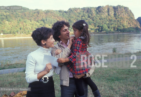 Nome:.HEIMAT 2 - CRONACA DI UNA GIOVINEZZA (DIE ZWEITE HEIMAT - CRONIK EINER JUGEND).Descrizione:.MOVIE PICTURE / DRAMMATICO - dir. EDGAR REITZ / ANKE SEVENICH E HENRY ARNOLD.Credit:.Graziano Arici/Rosebud2 Costo:.A.Nazione:.GERMANIA.Cittˆ:..Data:.1992