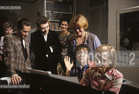 Nome:.HEIMAT 2 - CRONACA DI UNA GIOVINEZZA (DIE ZWEITE HEIMAT - CRONIK EINER JUGEND).Descrizione:.MOVIE PICTURE / DRAMMATICO - dir. EDGAR REITZ / MARTIN MARIA BLAUB, ARMIN FUCHS E SALOME KAMMER.Credit:.Graziano Arici/Rosebud2 Costo:.A.Nazione:.GERMANIA.Cittˆ:.MONACO.Data:.1992