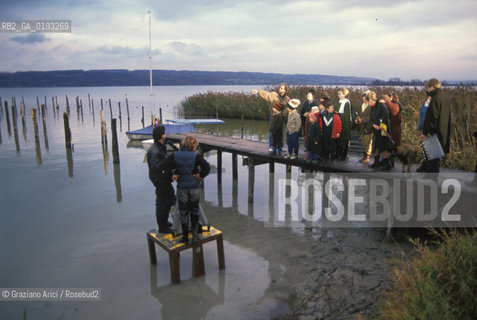 Nome:.HEIMAT 2 - CRONACA DI UNA GIOVINEZZA (DIE ZWEITE HEIMAT - CRONIK EINER JUGEND).Descrizione:.MOVIE PICTURE / DRAMMATICO - dir. EDGAR REITZ / LA TROUPE SULLA RIVA DEL LAGO AMMER (BAVIERA).Credit:.Graziano Arici/Rosebud2 Costo:.A.Nazione:.GERMANIA.Cittˆ:.(BAVIERA).Data:.1992