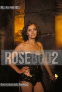 Nome:.HEIMAT 2 - CRONACA DI UNA GIOVINEZZA (DIE ZWEITE HEIMAT - CRONIK EINER JUGEND).Descrizione:.MOVIE PICTURE / DRAMMATICO - dir. EDGAR REITZ / NOEMI STEUER / INDOSSA BIANCHERIA INTIMA.Credit:.Graziano Arici/Rosebud2 Costo:.A.Nazione:.GERMANIA.Cittˆ:.MONACO.Data:.1992