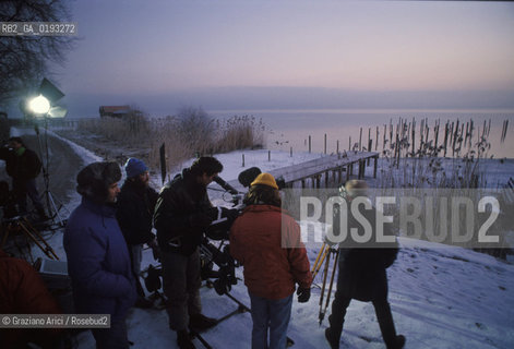 Nome:.HEIMAT 2 - CRONACA DI UNA GIOVINEZZA (DIE ZWEITE HEIMAT - CRONIK EINER JUGEND).Descrizione:.MOVIE PICTURE / DRAMMATICO - dir. EDGAR REITZ / LA TROUPE SULLA RIVA DEL LAGO AMMER (BAVIERA).Credit:.Graziano Arici/Rosebud2 Costo:.A.Nazione:.GERMANIA.Cittˆ:.(BAVIERA).Data:.1992