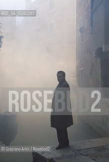 Nome:.HEIMAT 2 - CRONACA DI UNA GIOVINEZZA (DIE ZWEITE HEIMAT - CRONIK EINER JUGEND).Descrizione:.MOVIE PICTURE / DRAMMATICO - dir. EDGAR REITZ / LAZLO I. KISH / NEBBIA.Credit:.Graziano Arici/Rosebud2 Costo:.A.Nazione:.GERMANIA.Cittˆ:.VENEZIA.Data:.1992