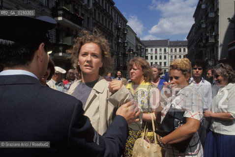 Nome:.HEIMAT 2 - CRONACA DI UNA GIOVINEZZA (DIE ZWEITE HEIMAT - CRONIK EINER JUGEND).Descrizione:.MOVIE PICTURE / DRAMMATICO - dir. EDGAR REITZ / LATTRICE NOEMI STEUER {DURANTE LA SCENA DELLINCENDIO DELLASILO}.Credit:.Graziano Arici/Rosebud2 Costo:.A.Nazione:.GERMANIA.Cittˆ:.BERLINO.Data:.1992