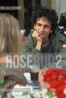 Nome:.HEIMAT 2 - CRONACA DI UNA GIOVINEZZA (DIE ZWEITE HEIMAT - CRONIK EINER JUGEND).Descrizione:.MOVIE PICTURE / DRAMMATICO - dir. EDGAR REITZ / HENRY ARNOLD.Credit:.Graziano Arici/Rosebud2 Costo:.A.Nazione:.GERMANIA.Cittˆ:.BERLINO.Data:.1992