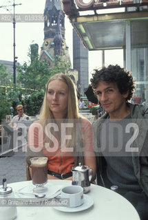 Nome:.HEIMAT 2 - CRONACA DI UNA GIOVINEZZA (DIE ZWEITE HEIMAT - CRONIK EINER JUGEND).Descrizione:.MOVIE PICTURE / DRAMMATICO - dir. EDGAR REITZ / KAROLIN FINK E HENRY ARNOLD.Credit:.Graziano Arici/Rosebud2 Costo:.A.Nazione:.GERMANIA.Cittˆ:.BERLINO.Data:.1992