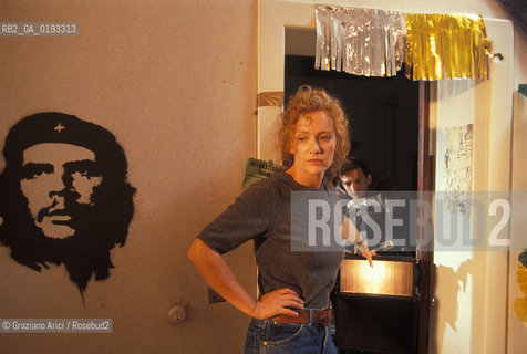 Nome:.HEIMAT 2 - CRONACA DI UNA GIOVINEZZA (DIE ZWEITE HEIMAT - CRONIK EINER JUGEND).Descrizione:.MOVIE PICTURE / DRAMMATICO - dir. EDGAR REITZ / NOEMI STEUER / CON UNIMMAGINE DI ERNESTO CHE GUEVARA.Credit:.Graziano Arici/Rosebud2 Costo:.A.Nazione:.GERMANIA.Cittˆ:.BERLINO.Data:.1992