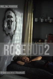 Nome:.HEIMAT 2 - CRONACA DI UNA GIOVINEZZA (DIE ZWEITE HEIMAT - CRONIK EINER JUGEND).Descrizione:.MOVIE PICTURE / DRAMMATICO - dir. EDGAR REITZ / NOEMI STEUER / CON UNIMMAGINE DI ERNESTO CHE GUEVARA.Credit:.Graziano Arici/Rosebud2 Costo:.A.Nazione:.GERMANIA.Cittˆ:.BERLINO.Data:.1992