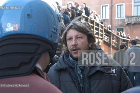 VENEZIA 20/03/03 - MANIFESTAZIONE CONTRO LA GUERRA PER LA PACE DAVANTI AL CONSOLATO INGLESE  LUCA CASARINI ©Graziano Arici/Rosebud2