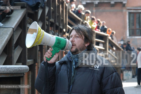 VENEZIA 20/03/03 - MANIFESTAZIONE CONTRO LA GUERRA PER LA PACE DAVANTI AL CONSOLATO INGLESE  LUCA CASARINI ©Graziano Arici/Rosebud2