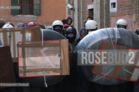 VENEZIA 20/03/03 - MANIFESTAZIONE CONTRO LA GUERRA PER LA PACE DAVANTI AL CONSOLATO INGLESE  ©Graziano Arici/Rosebud2