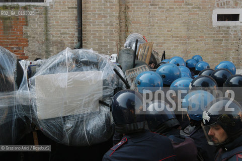 VENEZIA 20/03/03 - MANIFESTAZIONE CONTRO LA GUERRA PER LA PACE DAVANTI AL CONSOLATO INGLESE  ©Graziano Arici/Rosebud2
