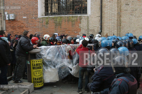 VENEZIA 20/03/03 - MANIFESTAZIONE CONTRO LA GUERRA PER LA PACE DAVANTI AL CONSOLATO INGLESE  ©Graziano Arici/Rosebud2