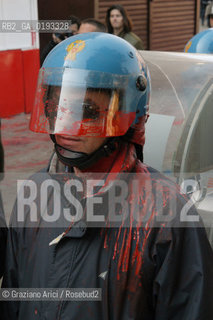 VENEZIA 20/03/03 - MANIFESTAZIONE CONTRO LA GUERRA PER LA PACE DAVANTI AL CONSOLATO INGLESE  POLIZIA ROSSO ©Graziano Arici/Rosebud2