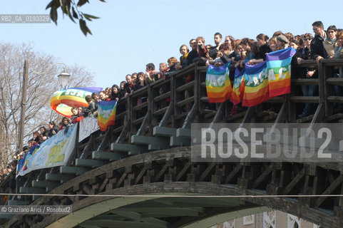 VENEZIA 20/03/03 - MANIFESTAZIONE CONTRO LA GUERRA PER LA PACE DAVANTI AL CONSOLATO INGLESE  ©Graziano Arici/Rosebud2