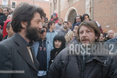 VENEZIA 20/03/03 - MANIFESTAZIONE CONTRO LA GUERRA PER LA PACE DAVANTI AL CONSOLATO INGLESE  LUCA CASARINI E MASSIMO CACCIARI ©Graziano Arici/Rosebud2