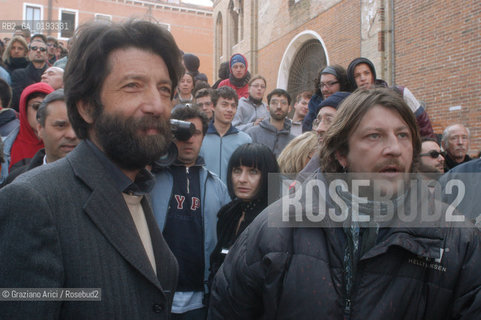 VENEZIA 20/03/03 - MANIFESTAZIONE CONTRO LA GUERRA PER LA PACE DAVANTI AL CONSOLATO INGLESE  LUCA CASARINI  E MASSIMO CACCIARI ©Graziano Arici/Rosebud2