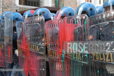 VENEZIA 22/03/03 MANIFESTAZIONE DEI DISOBBEDIENTI DAVANTI AL CONSOLATO INGLESE PER LA PACE CONTRO LA GUERRA ©Graziano Arici/Rosebud2 / NO-GLOBAL POLIZIA