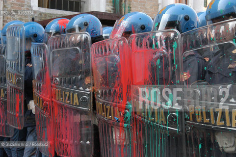 VENEZIA 22/03/03 MANIFESTAZIONE DEI DISOBBEDIENTI DAVANTI AL CONSOLATO INGLESE PER LA PACE CONTRO LA GUERRA ©Graziano Arici/Rosebud2 / NO-GLOBAL POLIZIA