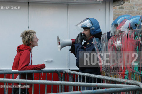 VENEZIA 22/03/03 MANIFESTAZIONE DEI DISOBBEDIENTI DAVANTI AL CONSOLATO INGLESE PER LA PACE CONTRO LA GUERRA ©Graziano Arici/Rosebud2 / NO-GLOBAL POLIZIA
