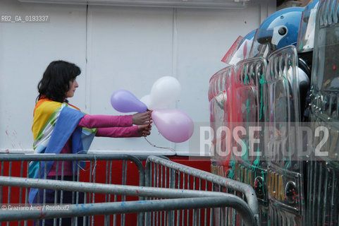 VENEZIA 22/03/03 MANIFESTAZIONE DEI DISOBBEDIENTI DAVANTI AL CONSOLATO INGLESE PER LA PACE CONTRO LA GUERRA ©Graziano Arici/Rosebud2 / NO-GLOBAL POLIZIA