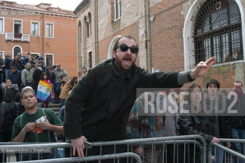VENEZIA 22/03/03 MANIFESTAZIONE DEI DISOBBEDIENTI DAVANTI AL CONSOLATO INGLESE PER LA PACE CONTRO LA GUERRA BEPPE CACCIA ©Graziano Arici/Rosebud2 / NO-GLOBAL POLIZIA