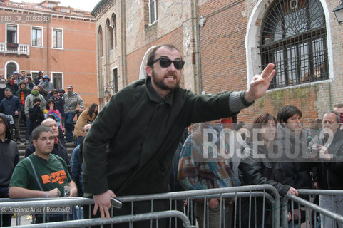 VENEZIA 22/03/03 MANIFESTAZIONE DEI DISOBBEDIENTI DAVANTI AL CONSOLATO INGLESE PER LA PACE CONTRO LA GUERRA BEPPE CACCIA ©Graziano Arici/Rosebud2 / NO-GLOBAL POLIZIA